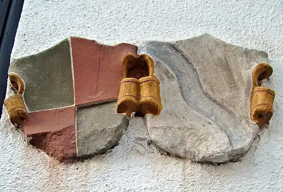 Lambsheim, Hinterstraße 11:Wappenstein Leyser von Lambsheim und von Affenstein (neuzeitlich falsche Tinkturen)