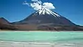 Licancabur und die Laguna Verde.