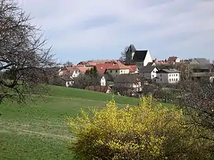 Blick auf Lichtenegg – in der Bildmitte die Wehrkirche