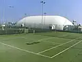 Tennisplätze und Tennishalle im Centro Sportivo Medusa am Strand von Estensi