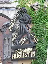 Relief an der Außenmauer des Hauses mit dem Griechenbeisl.