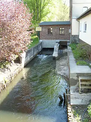 Der Gebäudeflügel mit dem Maschinenraum; der rechte Auslauf ist der Freilauf