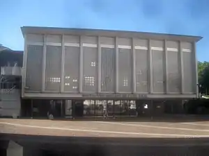 Silcher-Saal, Nordfassade, darunter der nördliche (untere) Haupteingang zum Gebäude