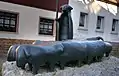 Schafherde mit Schäfer (1988) auf Muschelkalkstein vom Skulpturenweg in Nieder-Olm