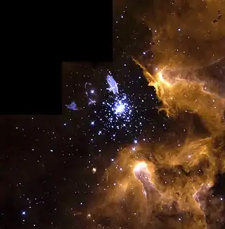 Der Emissionsnebel NGC 3603 aufgenommen vom Hubble-Weltraumteleskop (Echtfarben). Sher 25 ist der helle Stern links oberhalb des Sternenhaufens