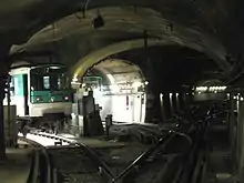 Abgestellte Züge auf den Gleisen D und C östlich des Bahnhofs der Linie 2, mittig das innere Streckengleis Richtung Porte Dauphine