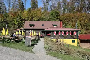 Lilienfelder Hütte, rund 300 m unterhalb und 1,5 km nordwestlich des Gipfels