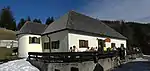 denkmalgeschützte Klosteralm (früher auch Vorderalm genannt) 181 m unterhalb und rund 500 m westlich des Gipfels