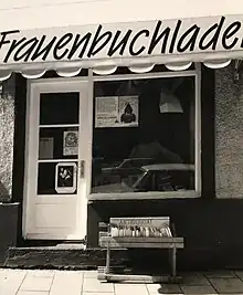 Schaufenster und Eingang des Lillemor's Frauenbuchladen in der Arcisstraße. Das Foto ist schwarz-weiß.