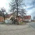 Dorfplatz in Lilling mit Kruzifix