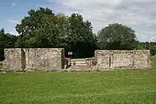 Südansicht 2009, links und rechts von der Durchfahrt das Opus reticulatum-Mauerwerk