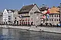 Blick von der Münsterbrücke auf das Haus zum Rüden (Mitte) und das Zunfthaus zur Zimmerleuten (rechts)