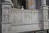 Reliefs am Sockel