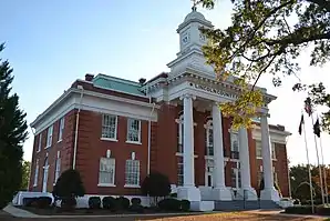 Lincoln County Courthouse (2012). Das Courthouse entstand 1915 im Stile des Neoklassizismus. Der ausführende Architekt war G. Lloyd Preacher, auf den mehrere öffentliche Gebäude in Georgia zurückgehen. Im September 1980 wurde das Lincoln County Courthouse als drittes Objekt im County in das NRHP eingetragen.