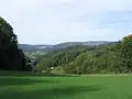 Brombachtal, dahinter: Lindenfels mit Granit-Schenkenberg (links) und Flasergranitoid-Neunkircher-Höhe (rechts)