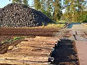 Am Beginn des neuen Stegs sind Bohlen des prähistorischen Wegs abgelegt.