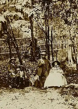 In Junghuhns Garten zu Lembang. Links: Eliza de Vrij. Rechts: Junghuhn mit Gattin. Ausschnitt aus einem Bild im Koninklijk Instituut vor Taal-, Land- en Volkenkunde in Leiden.