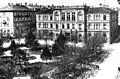 Die Pestalozzi-Anlage mit dem Linth-Escher-Schulhaus im Hintergrund vor 1899