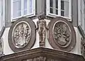 Linz, Losensteiner Freihaus, Erker: optisch links, Gemehrtes Wappen derer von Losenstein, optisch rechts jenes der verschwägerten Familie Herberstein (Adelsgeschlecht)