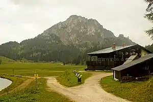 Das Linzer Haus von Westen mit dem Stubwieswipfel