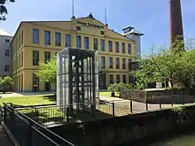Pfarrkirche Auwiesen mit Geläut im Vordergrund, in der ehemaligen Baumwollspinnerei Rädler