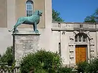 Cambridge, MA:Löwe im Garten der Adolphus Busch Hall, Harvard University