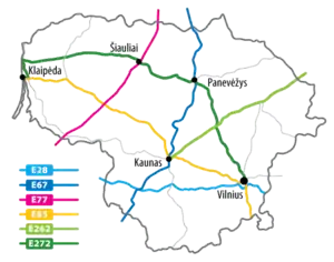 Grafische Karte von Litauen mit sechs europäischen Fernstraßen E28, E67, E77, E85, E262, E272. Die wichtigsten Knotenpunkte Vilnius, Kaunas, Panevėžys, Šiauliai, Klaipėda sind eingezeichnet.