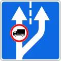 Zeichen 521:Fahrstreifentafel (Beginn einer zweispurigen Straße) mit Zeichen 304 für die linke Spur