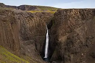 Litlanesfoss, im Hintergrund der Hengifoss