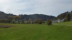 Blick auf Littenheid. Das Klinikareal befindet sich hinter den Bäumen in der Bildmitte.