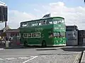 Für Liverpool früher typischer grüner Doppeldecker-Bus