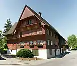 Loackerhaus in Dornbirn mit Rokokomalereien an den Untersichten der Klebdächer
