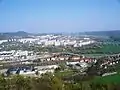 Blick auf Lobeda vom Mönchsberg bei Winzerla; im Vordergrund Gewerbegebiet Göschwitz