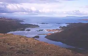 Blick vom An Stac auf Loch Ailort; Eilean nan Gobhar in der Bildmitte