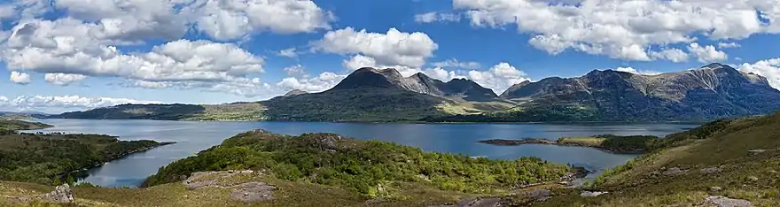Loch Torridon von Süden, im Hintergrund Beinn Alligin (Mitte) und Liathach (Rechts)