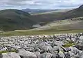 Blick nach Osten in das Coire Loch Tuath mit dem Loch Tuath, links der nach Osten auslaufende Grat des Meall nan Ceapraichean mit dem Cnap Coire Loch Tuath