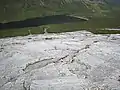 Felsplatten auf der Ostseite des Sgùrr Bàn, im Tal der Loch an Nid