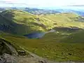 Lochan Nan Cat vom Gipfel des Ben Lawers