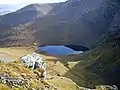 Blick vom Gipfel des Stob Poite Coire Ardair in das Coire Ardair mit dem Lochan a’ Choire