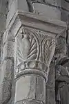 Kapitell mit geometrischen Motiven und stilisierten Blättern