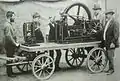 „Locomobile“ 1888, ein fahrbarer Dynamo, angetrieben von einem Marcus-Motor. Ganz rechts im Bild Siegfried Marcus