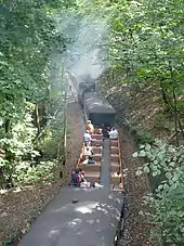 Schmalspurbahntrasse mit Stützmauer und Fernmeldefreileitung