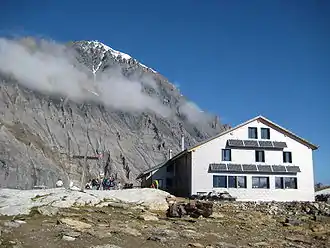 Lötschenpasshütte nach Umbau, Sommer 2008;im Hintergrund die Ostwand des Balmhorns.