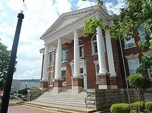 Logan County Courthouse, Eastern District (2013). Das 1908 erbaute Courthouse ist einer von zwei Verwaltungssitzen des Countys (beim anderen handelt es sich um das Logan County Courthouse, Southern Judicial District) und seit Juli 1976 im NRHP eingetragen.