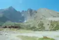 Blick von Skalnaté Pleso zur Lomnitzer Spitze mit der Seilbahn