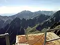 Blick vom Gipfel nach Südwesten zum Gerlachovský štít (2655 m, links der Mitte)