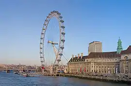 Das London Eye, South Bank bei der County Hall