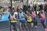 Emmanuel Kipsang (hinten, Zweiter von rechts) – ausgeschieden als Achter in 13:46,43 min