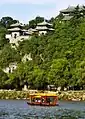 Xiangshan-Kloster und Touristenboot am Yi