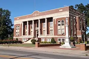 Lonoke County Courthouse (2015). Das 1928 fertiggestellte Courthouse ist seit Juni 1982 im NRHP eingetragen.